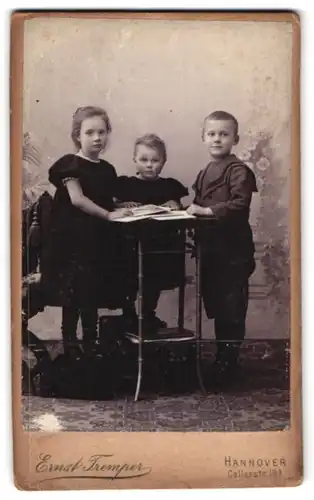 Fotografie Ernst Tremper, Hannover, Cellerstr. 19a, Portrait drei bildschöne Kinder mit Büchern am Tisch