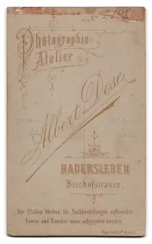 Fotografie Albert Dose, Hadersleben, Bischofstrasse, Portrait elegant gekleidetes Paar in hübscher Kleidung