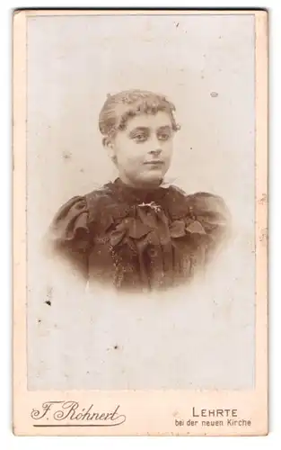 Fotografie F. Röhnert, Lehrte, Portrait bildschönes Fräulein in gerüschter Bluse mit Brosche am Kragen