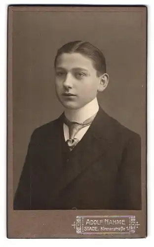 Fotografie Adolf Nahme, Stade, Kirchenstrasse 1, Portrait Knabe in Anzug mit Krawatte