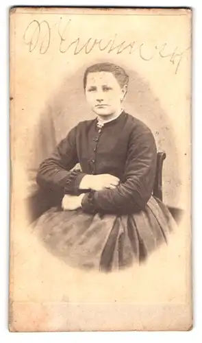 Fotografie unbekannter Fotograf und Ort, Portrait junge Frau in zeitgenöss. Kleidung, um 1880