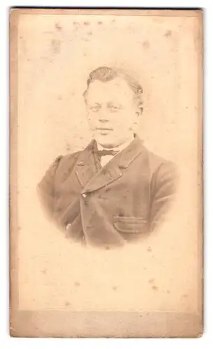 Fotografie unbekannter Fotograf und Ort, Portrait Herr in Anzug, um 1880