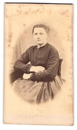 Fotografie unbekannter Fotograf und Ort, Portrait Fräulein in zeitgenöss. Kleidung, um 1880
