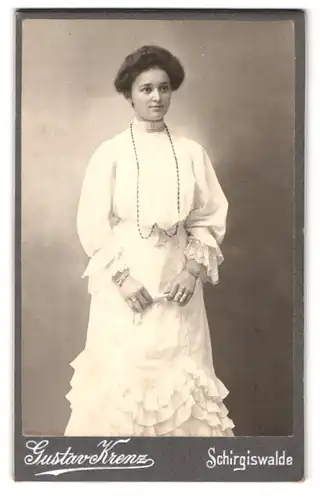 Fotografie Gustav Krenz, Schirgiswalde, Portrait junge Dame in weissem Kleid