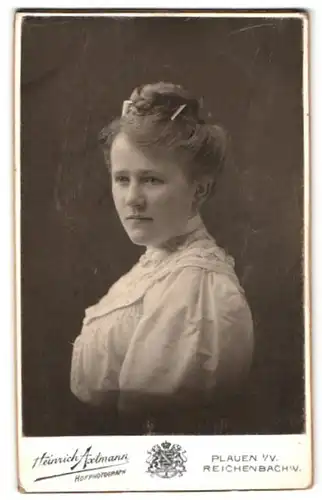 Fotografie Heinrich Axtmann, Plauen i/V, Bahnhofstrasse 27, Portrait junge Frau mit geflochtenem Haar