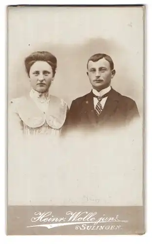 Fotografie Heinr. Wolle jun., Sulingen, Portrait junges bürgerliches Paar