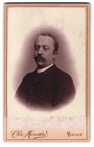 Fotografie Chr. Mönsted, Verden, Vor dem neuen Thor 43, Portrait Herr mit Oberlippenbart