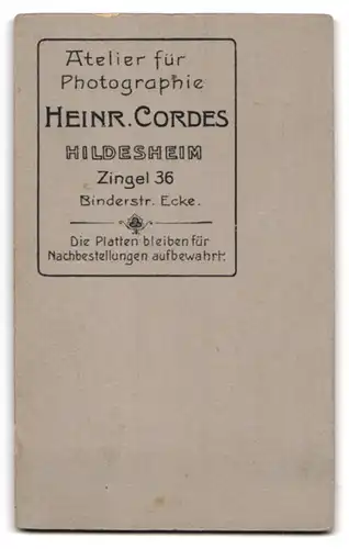 Fotografie Heinr. Cordes, Hildesheim, Zingel 36, Portrait Herr mit Bürstenhaarschnitt und Oberlippenbart