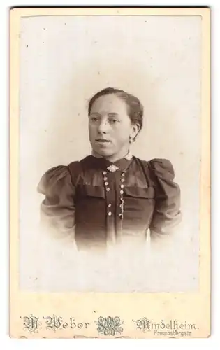Fotografie M. Weber, Mindelheim, Freundsbergerstrasse, Portrait Frau mit zusammengebundenem Haar