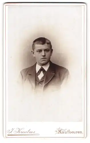 Fotografie J. Kreutzer, Kaufbeuren, Portrait halbwüchsiger Knabe in Anzug