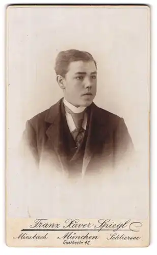 Fotografie Franz Xaver Spiegl, München, Goethestrasse 42, Portrait halbwüchsiger Knabe in Anzug mit Krawatte