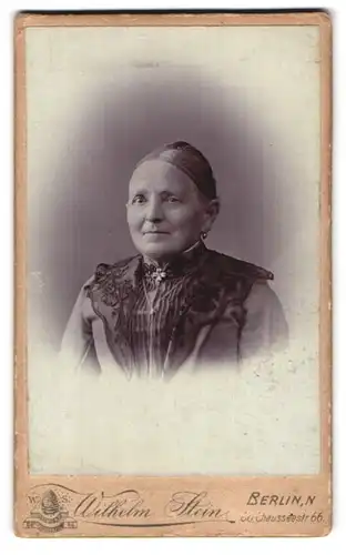 Fotografie Wilhelm Stein, Berlin-N, Chausseestrasse 66, Portrait Greisin mit zusammengebundenem Haar