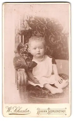 Fotografie W. Schuster, Johann-Georgenstadt, Portrait Säugling auf Sitzmöbel