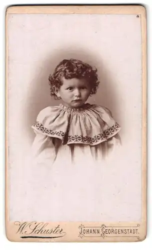 Fotografie W. Schuster, Johann-Georgenstadt, Portrait Kleinkind mit Locken