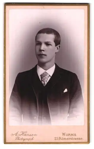 Fotografie A. Hansen, Worms, Römerstrasse 25, Portrait junger Herr in Anzug mit Krawatte
