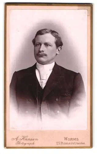 Fotografie A. Hansen, Worms, Römerstrasse 25, Portrait Herr mit Oberlippenbart in Anzug mit Krawatte