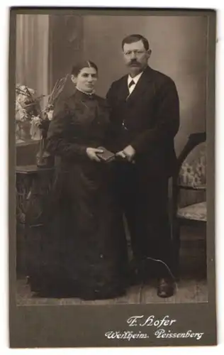 Fotografie F. Hofer, Weilheim, Ältere Eheleute in feinem Zwirn