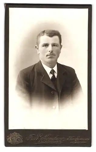 Fotografie J. N. Kreutzer, Kaufbeuren, Am Wiesthor, Herr im Anzug mit Krawatte