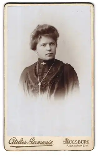 Fotografie Germania, Augsburg, Bahnhofstrasse 12, Fräulein mit gewelltem Haar