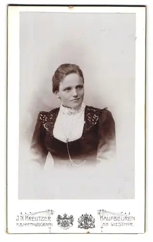 Fotografie J. N. Kreutzer, Kaufbeuren, Am Wiesthor, Schöne Dame mit gepunkteter Bluse