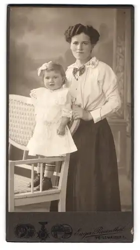 Fotografie Eugen Rosenthal, Weisswasser, Bahnhofstrasse, Stolz Mutter mit glücklichem Kind
