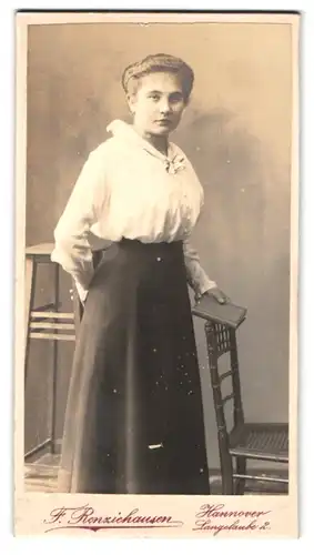 Fotografie F. Renziehausen, Hannover, Langelaube 2, Fräulein mit weisser Bluse