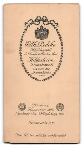 Fotografie Wilh. Redeke, Hildesheim, Kreuzstrasse 22, Jüngling mit verschränkten Armen