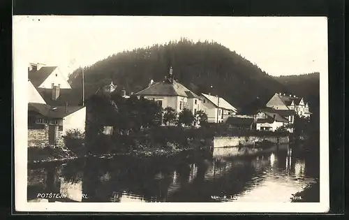 AK Potstejn n. Orl., Wasserpartie mit Gebäudeansicht im Sonnenschein