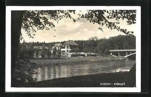 AK Karany, Jizerka, Blick zur Gastwirtschaft an der Brücke