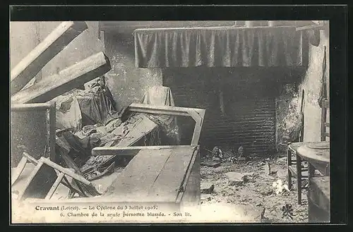AK Cravant, Ruines sur le passage du Cyclone 1905, Zerstörte Innenreichtung eines Zimmer nach Unwetter