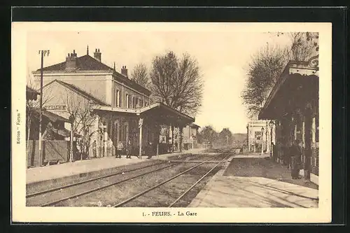 AK Feurs, La Gare, Menschen auf den Gleisen des Bahnhofs
