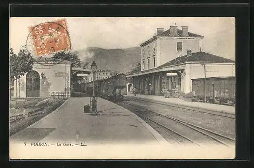 AK Voiron, La Gare, Zug am Bahnsteig