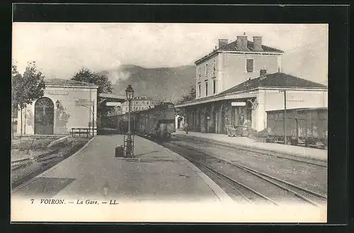 AK Voiron, La Gare, der Zug am Bahnsteig