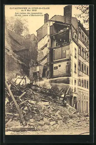 AK Lyon-St-Clair, Catastrophe 8.5.1932, les ruines de immeubles 51-52, cour d`Herbouville
