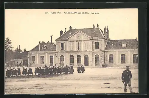 AK Chatillon-sur-Seine, Cote d`Or, La Gare, Kinder auf dem Bahnhofvorplatz