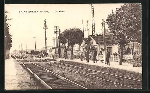 AK Saint-Eulien, La Gare, Menschen am Bahnhof