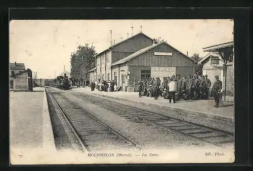 AK Mourmelon, La Gare, Menschen warten am Bahnhof