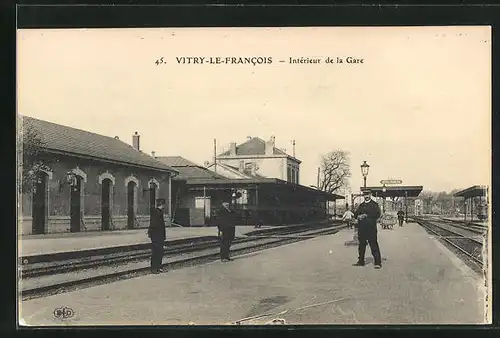 AK Vitry-le-Francois, Interieur de la Gare, Schaffner auf dem Bahnhof