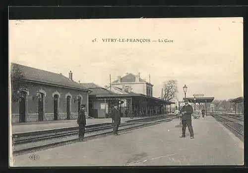 AK Vitry-le-Francois, La Gare, auf dem Bahnsteig