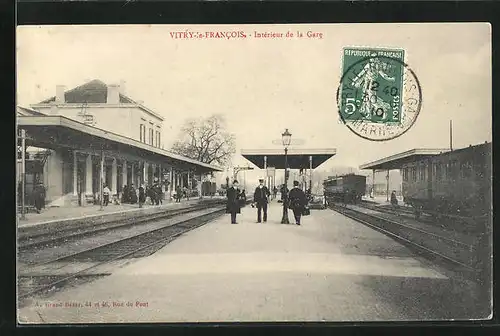 AK Vitry-le-Francois, Interieur de la Gare, Menschen im Bahnhof