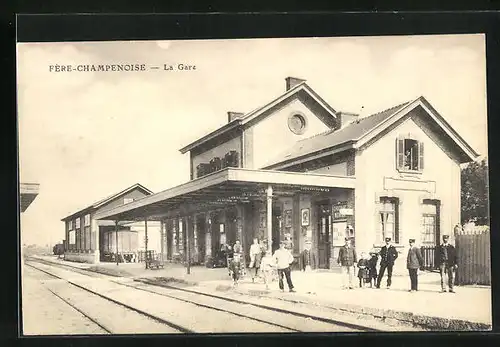 AK fere-Champenoise, La Gare, auf dem Bahnsteig