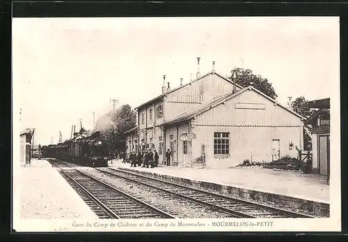AK Mourmelon-le-Petit, Gare du Camp de Chalons et du Camp de Mourmelon, Zug im Bahnhof