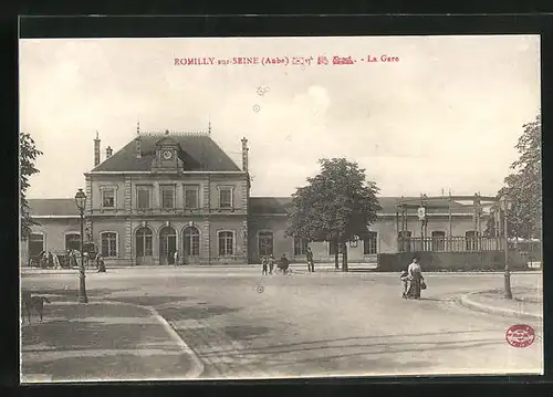 AK Romilly-sur-Seine, La Gare, Vorplatz des Bahnhofs