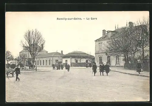 AK Romilly-sur-Seine, La Gare, Bürger vor dem Bahnhof
