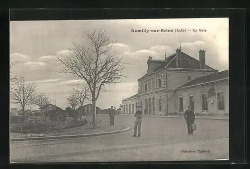 AK Romilly-sur-Seine, La Gare, Männer auf der Strasse vor dem Bahnhof