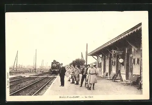 AK Mailly-le-Camp, La Gare, Soldaten am Bahnhof