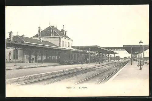 AK Romilly, La Gare, Überdachter Bahnhof