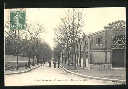 AK Pontfaverger, L`Avenue de la Gare et la Halle