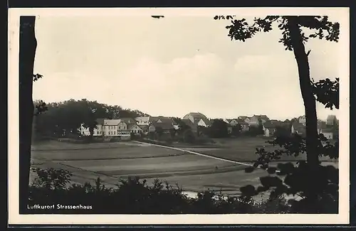 AK Strassenhaus, Ortsansicht aus dem Wald heraus