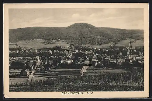 AK Bad Neuenahr, Ortsansicht mit Wohnhäusern und Berg